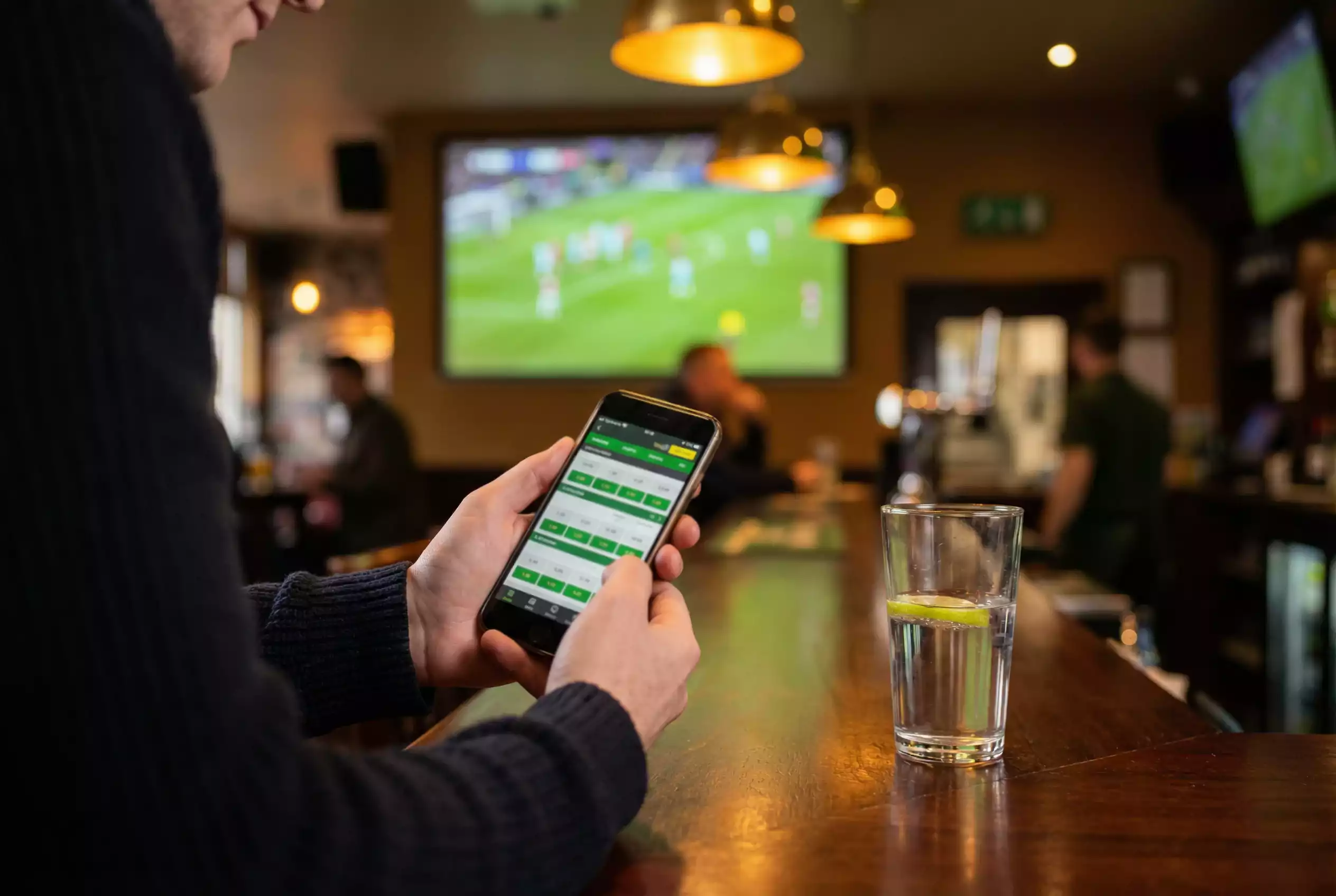 Mercados de apuestas en un partido de LaLiga mostrando opciones de 1X2, Over/Under y hándicap asiático